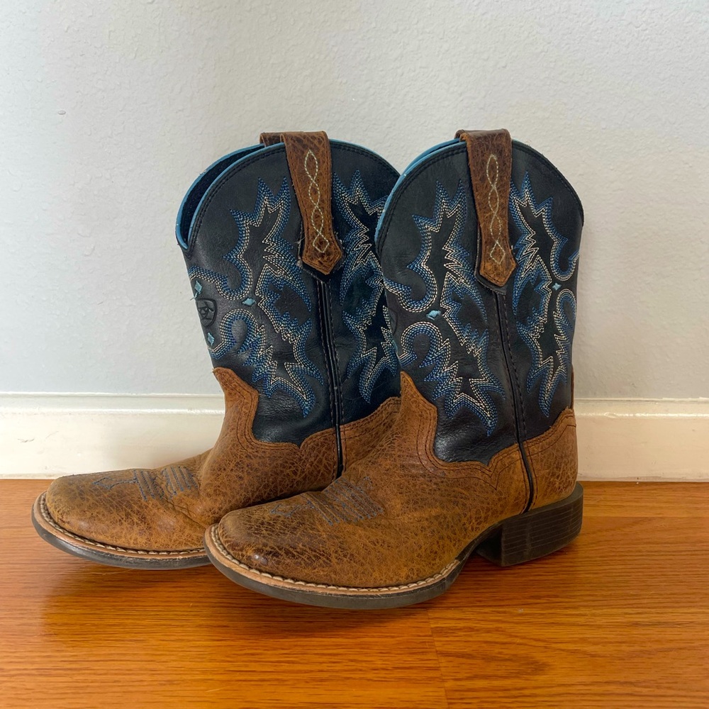 Youth Ariat boots size y 11 US.